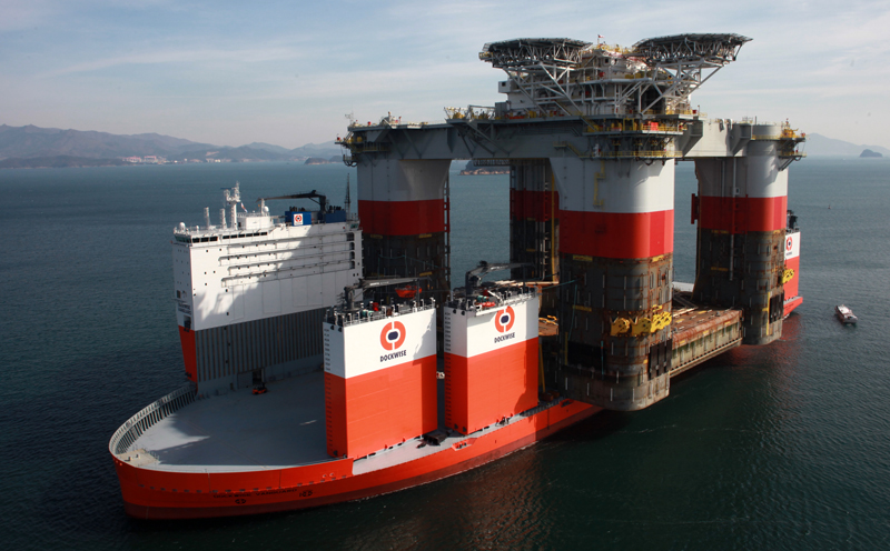 Dockwise Vanguard несёт свой первый груз 56 000 тонную платформу Jack/St. Malo. Новое судно будет способно взять на борт и платформу и само Vanguard.